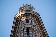 02-06 Greek Statues On The Roof Apex Of The Flatiron Building In New York Madison Square Park.jpg